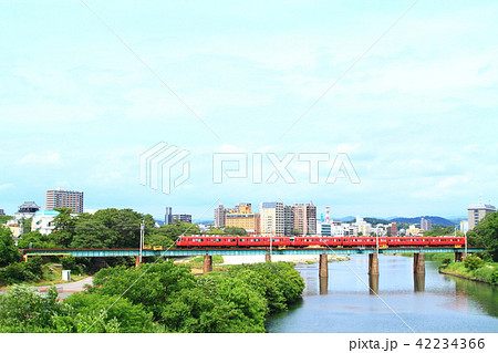 岡崎市　都市風景　岡崎市内を走る名鉄電車 42234366