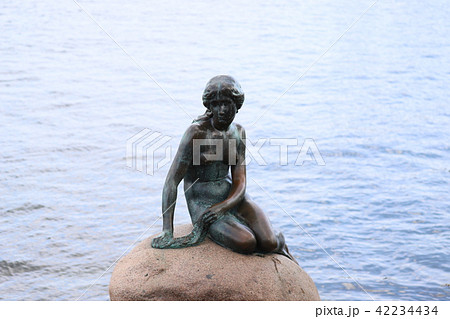 コペンハーゲンの人魚姫の像 2 の写真素材