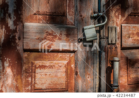 old door and rusty padlock 42234487