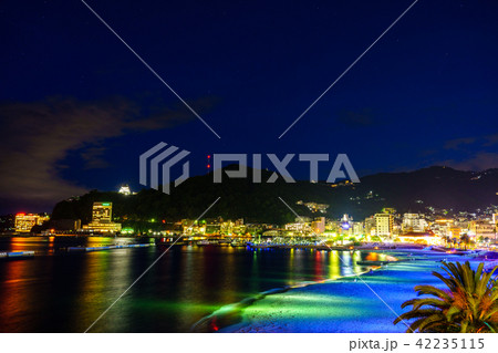 (静岡県熱海市)熱海サンビーチ・ライトアップ 夜景 (静岡県熱海市)熱海サンビーチ・ライトアップ 夜景 42235115