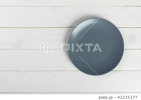 Top view of blank dish on a wood background Top view of blank dish on a wood background 42235177