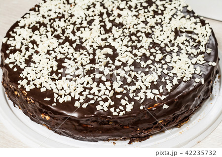 Round chocolate cake sprinkled with white 42235732
