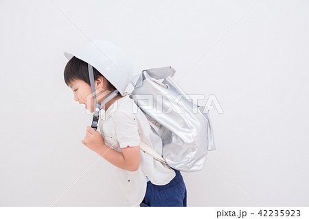 ヘルメットを被る男の子 42235923