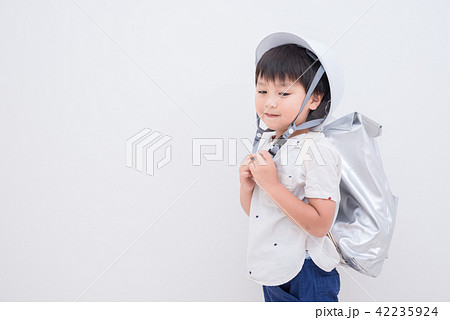 ヘルメットを被る男の子 42235924