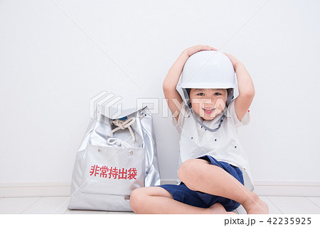 ヘルメットを被る男の子 42235925