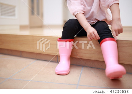 長靴 (レインブーツ コピースペース 顔なし 外出 園児 子育て 育児 梅雨 悪天候 玄関 雨具) 長靴 (レインブーツ コピースペース 顔なし 外出 園児 子育て 育児 梅雨 悪天候 玄関 雨具) 42236658