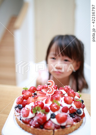 誕生日 ホームパーティー コピースペース 顔なし デザート ケーキ 乳幼児 ドレス プリンセス の写真素材
