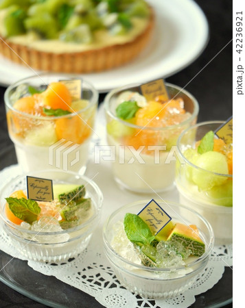 メロンのパンナコッタとキウイのタルト　黒背景　（アップ） 42236921