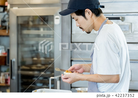 パン屋さん 42237352