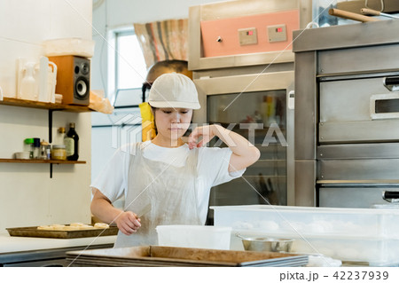 パン屋さん 42237939