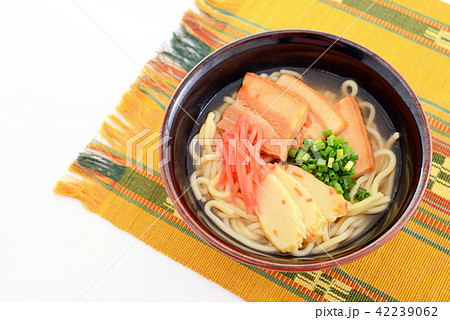 沖縄伝統料理の三枚肉そば 42239062