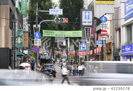 日本の東京都市景観　神楽坂の街並みを望む（神楽坂下） 42239178