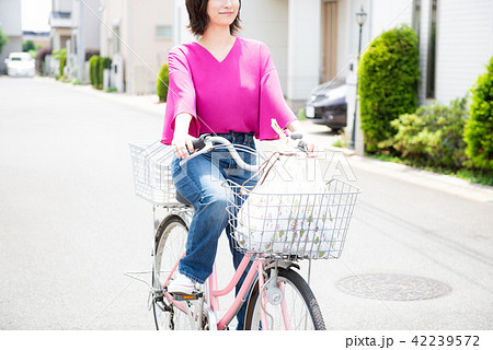 自転車 買い物 主婦の写真素材 [42239572] - PIXTA