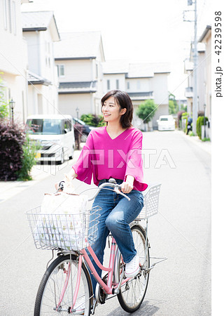 自転車 買い物 主婦の写真素材