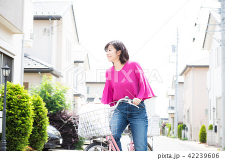 自転車　買い物　主婦 42239606