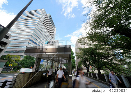 日本の東京都市景観　昭和館など、街並みを望む 42239834