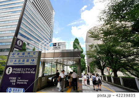 日本の東京都市景観　九段下駅や昭和館など、街並みを望む 42239835
