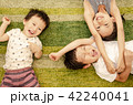 リビングでじゃれ合う姉弟 42240041