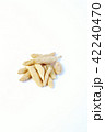 漢方処方用薬・ジャノヒゲの肥大した部分の根の麦門冬（バクモンドウ）・白バック縦位置 42240470