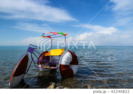 手漕ぎボート 足こぎボート 湖面 42240822
