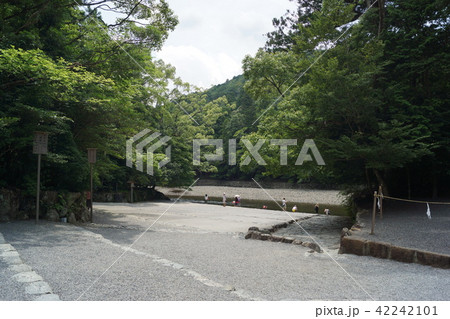 伊勢神宮内宮の五十鈴川 42242101