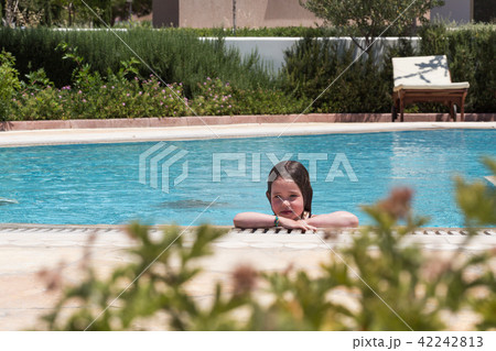 Little girl swimming in a pool 42242813