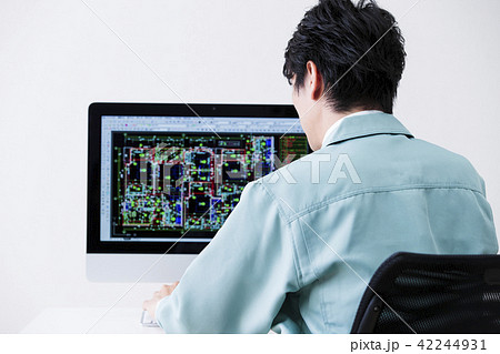 建設　建築　不動産　CAD　図面　ビジネス　パソコン　オフィス　ビジネスマン　男性 42244931
