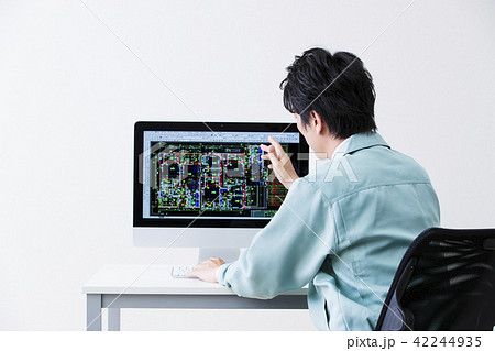 建設　建築　不動産　CAD　図面　ビジネス　パソコン　オフィス　ビジネスマン　男性 42244935