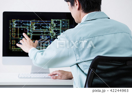 建設　建築　不動産　CAD　図面　ビジネス　パソコン　オフィス　ビジネスマン　男性 42244963