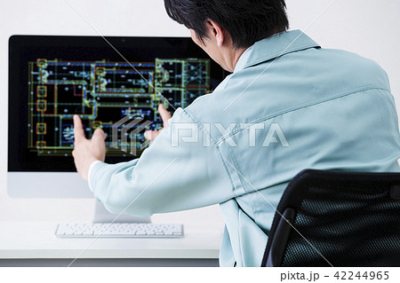 建設　建築　不動産　CAD　図面　ビジネス　パソコン　オフィス　ビジネスマン　男性 42244965