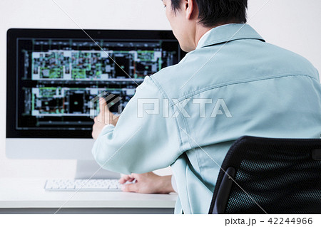 建設　建築　不動産　CAD　図面　ビジネス　パソコン　オフィス　ビジネスマン　男性 42244966