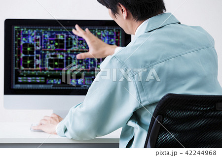 建設　建築　不動産　CAD　図面　ビジネス　パソコン　オフィス　ビジネスマン　男性 42244968