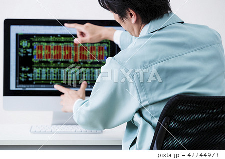 建設　建築　不動産　CAD　図面　ビジネス　パソコン　オフィス　ビジネスマン　男性 42244973