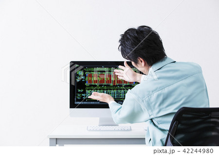 建設　建築　不動産　CAD　図面　ビジネス　パソコン　オフィス　ビジネスマン　男性 42244980