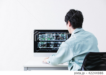 建設　建築　不動産　CAD　図面　ビジネス　パソコン　オフィス　ビジネスマン　男性 42244986