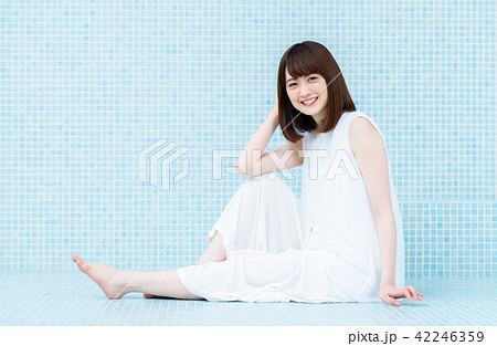 若い女性 若い女性 42246359