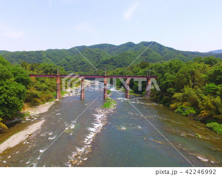 上空から眺めた「荒川橋梁」〜ドローンで空撮(埼玉県秩父郡長瀞町長瀞・皆野町下田野) 上空から眺めた「荒川橋梁」〜ドローンで空撮(埼玉県秩父郡長瀞町長瀞・皆野町下田野) 42246992