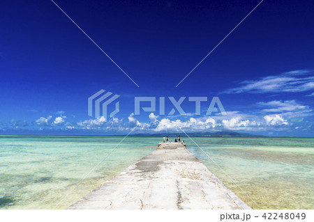 竹富島の西桟橋のサンゴ礁の海 竹富島の西桟橋のサンゴ礁の海 42248049