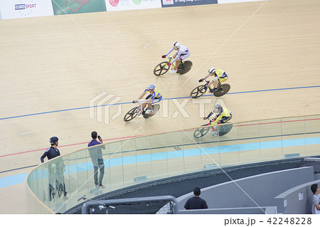 Indoor track cycling 42248228