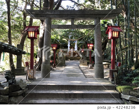 京風な灯籠が印象的な、南国の山中にある神社 42248236