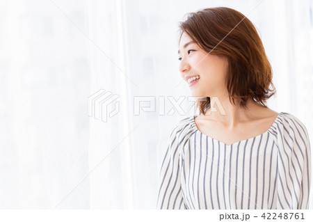 リラックスする女性 リラックスする女性 42248761