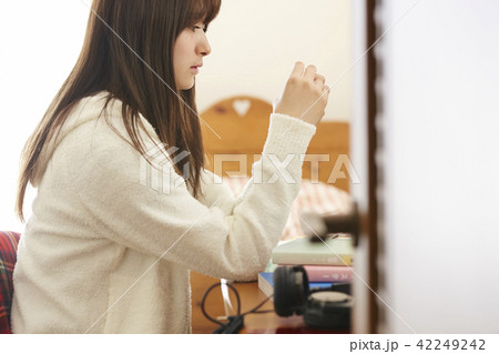女子高生　勉強 42249242