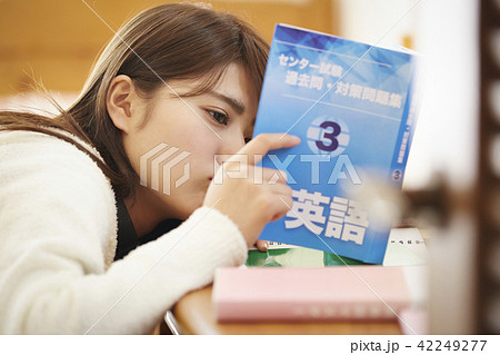 女子高生 勉強 女子高生 勉強 42249277