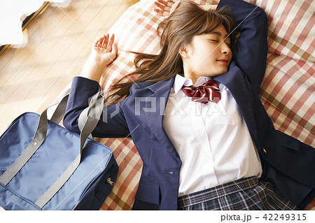 女子高生　リラックス 42249315