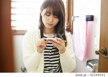 女子高生　勉強 42249341