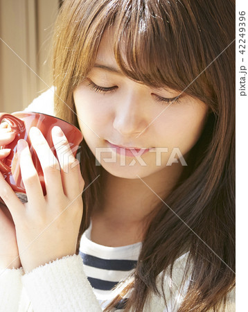 女性　リラックス 42249396