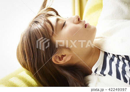 女性　リラックス 42249397
