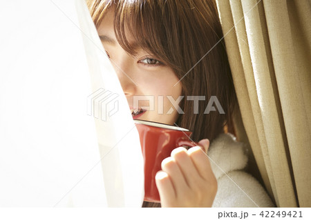 女性　リラックス 42249421