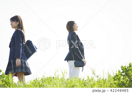 女性と女子高生 42249465
