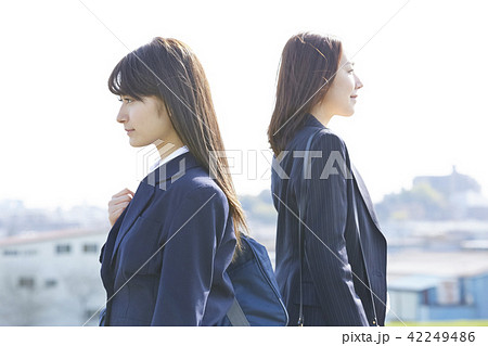 女性と女子高生 42249486